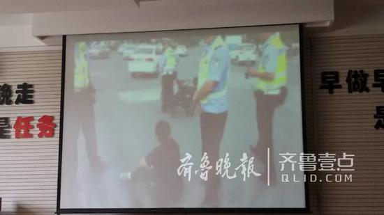 途中,女子一直高喊交警打人了。天橋交警隨即將女子帶到派出所,因涉嫌妨礙執行公務被警告。