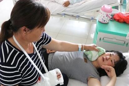 病房里,徐慶花給王兆英擦汗