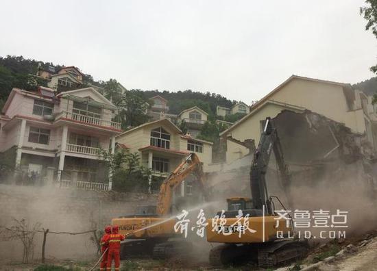 第一次大行动:5月11日,南部山区西营镇拆除首批青龙峪违建别墅17栋。