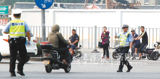 经过5月份的集中整治,济南市道路交通环境有了较大改善,但还是有个别市民对交通规则置之不理。