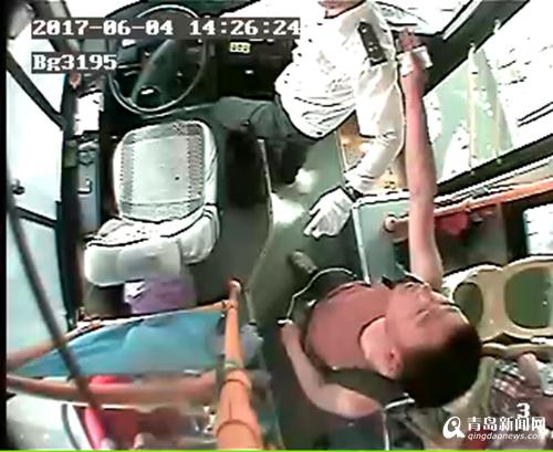 小伙襲擊駕駛員視頻截圖