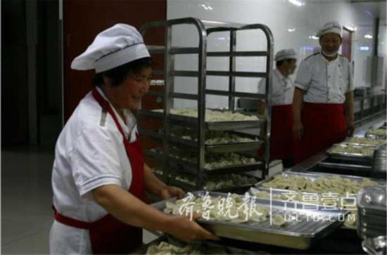 烟台二中包1.6万个状元饺迎高考 祝学生成骄子