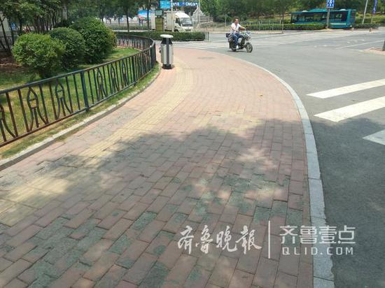 奥体中路坤顺路损害严重。