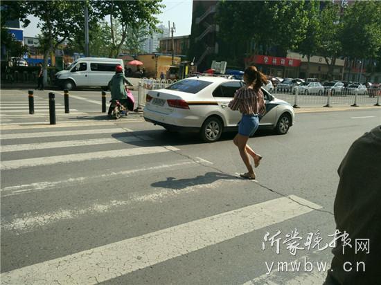 离开考还剩2分钟,一考生飞奔到考场外取眼镜。