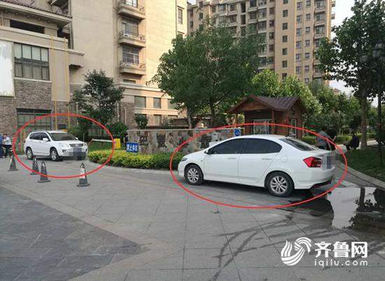 　　下午15時左右，邱某又開來一輛白色轎車東西向堵在小區(qū)北門口東側(cè)出口外側(cè)，堵塞了小區(qū)的消防通道。堵小區(qū)門口長達六個小時。