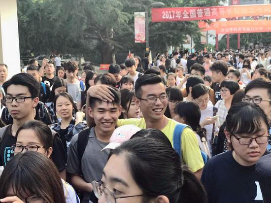 2017年夏季高考终于落下帷幕,党报君整理了最近三年的山东“高考大数据”,带您盘点高考的新变化。