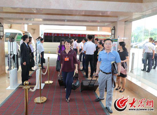 　　6月11日，出席山东省第十一次党代会的代表们从各地来到济南，向大会报到。