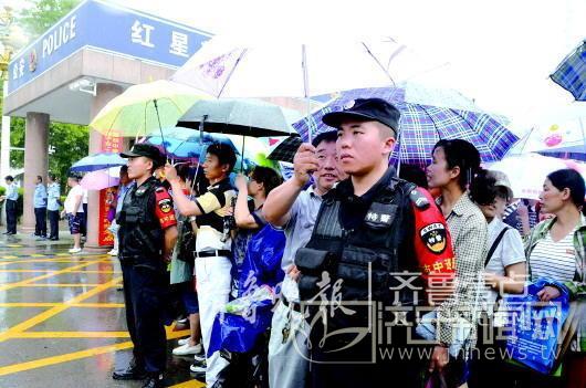 家长们自发为特警队员撑伞挡雨。齐鲁晚报·齐鲁壹点 记者姬生辉 摄
