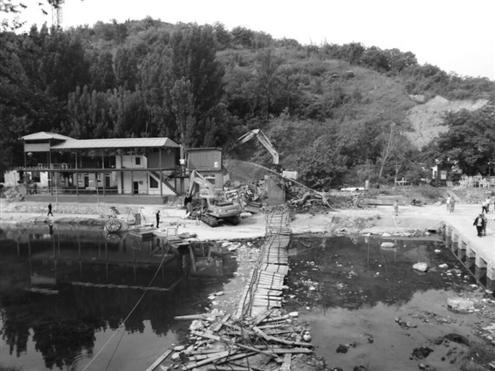 5月19日，南山柳埠锦阳川河道旁违建农家乐拆除现场