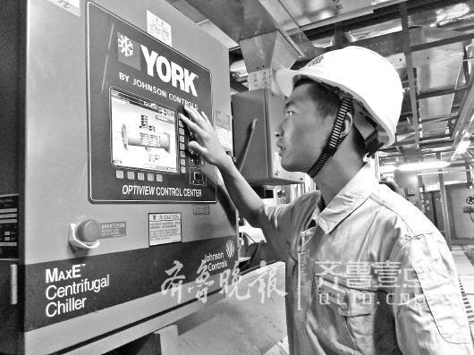 濟(jì)南熱電給綠地中心提供制冷服務(wù),圖為工作人員在操作設(shè)施。