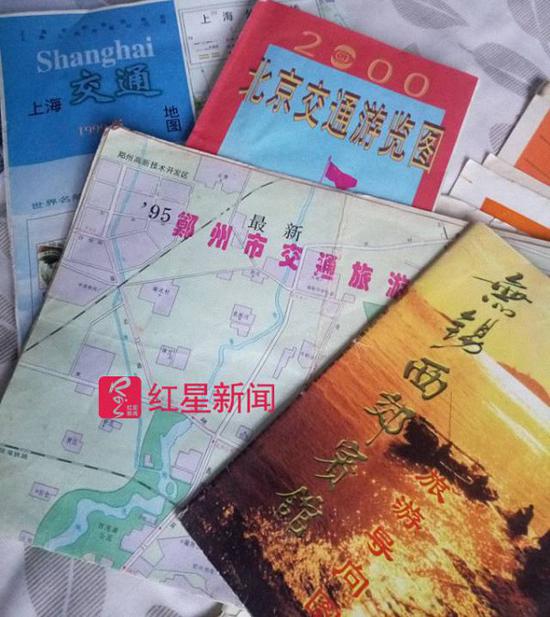 菅庆英夫妇这些年为了寻儿走过很多地方,买了很多地图。