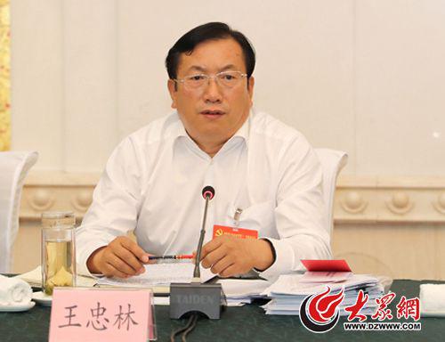 13日下午,济南市委副书记、市长王忠林在参加济南代表团分组讨论时发言