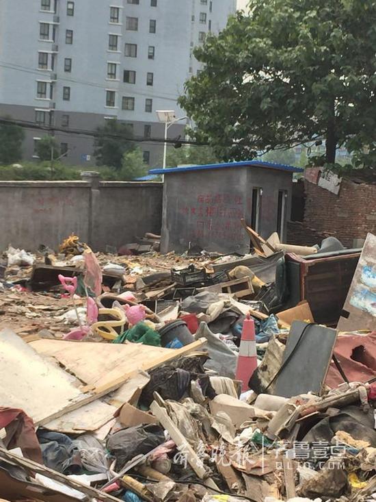 曾报道一处废品回收站被取缔后又成了垃圾场,这里即将改造成停车场。