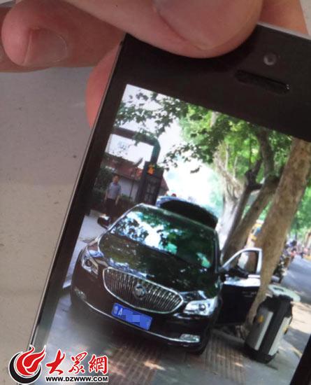 　　马克向交警展示了违停车辆的照片，民警据此联系到该车并做出处罚。