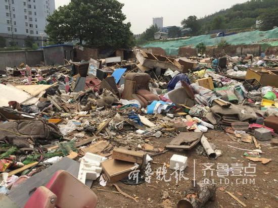 曾报道一处废品回收站被取缔后又成了垃圾场,这里即将改造成停车场。