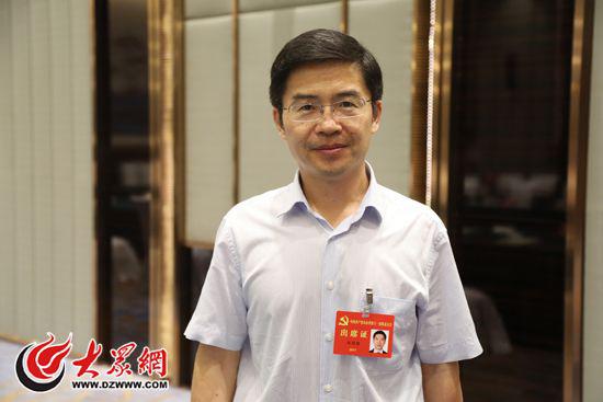 　　14日下午，泰安团代表、东平县委书记赵德建接受记者采访。