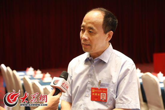 16日上午，潍坊团代表、潍坊市人民医院医疗部主任王炳武接受记者采访。