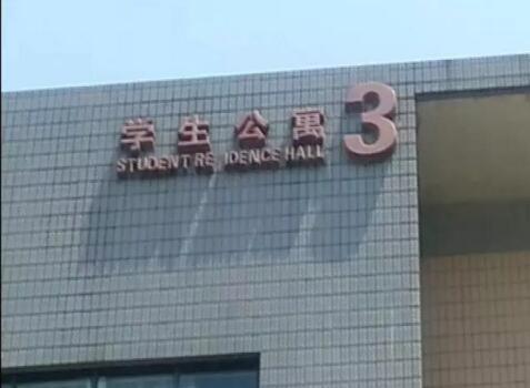 據(jù)同學(xué)說(shuō)，該女生平時(shí)身體狀況并不好，疑似患有心臟疾病。出事之后，學(xué)校也對(duì)在校學(xué)生進(jìn)行了安全教育。