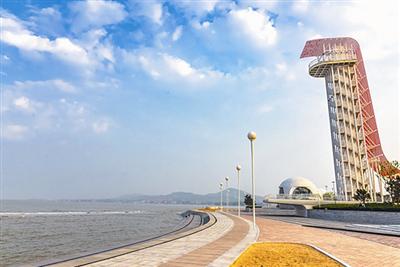 山大青岛校区滨海景观带。