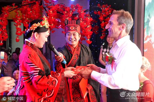 山东留学生带回洋女婿 办汉唐婚礼