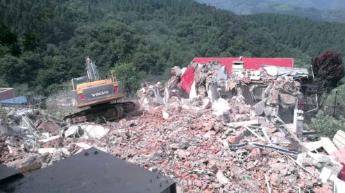 21日, 青龙峪别墅群拆违现场。