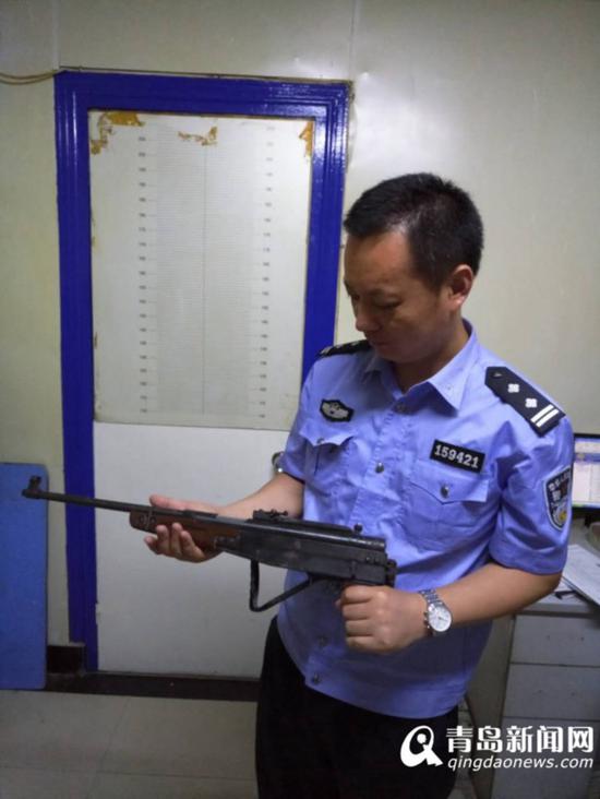 日前,家住山东青岛南宁路的林女士收拾老房子时,竟在自家床板下发现两支枪。今天上午,林女士将枪支交给警方。
