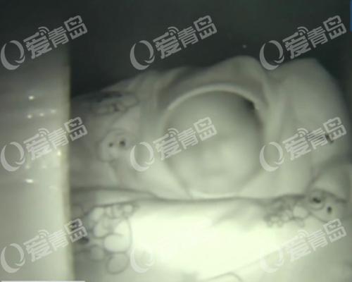 究竟是谁把这么小的孩子,扔在了路边呢?民警在纸箱子里,找到了一丝线索。