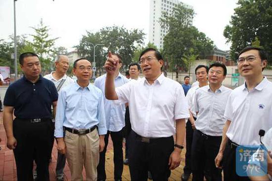 王忠林来到市中区自由大街社区,察看公益广告设置及社区创城迎接评准备情况。