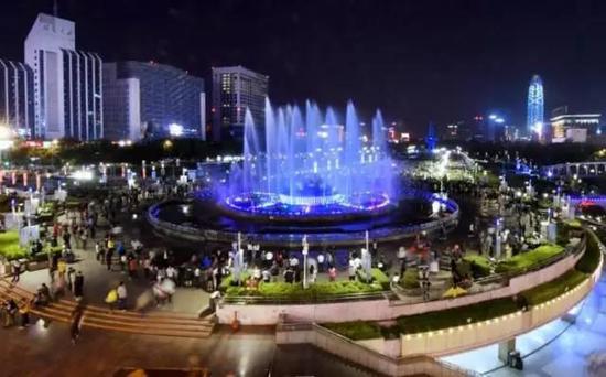 　　因为夏天炎热天气较多，根据广大市民建议泉城广场荷花音乐喷泉即日起至8月31日止调整喷放时间。