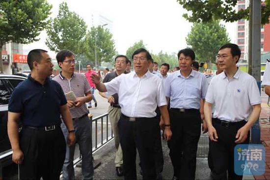 在乐山小区,王忠林察看了社服前街综合整治情况。