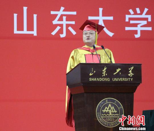 山東大學校長張榮在畢業典禮上發言。 趙曉攝 山東大學校長張榮在畢業典禮上發言。 趙曉攝