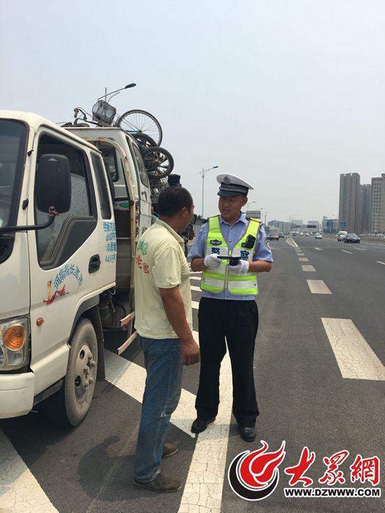 　　6月20日，中午11：30，濟(jì)南高速交警高架路大隊(duì)大隊(duì)長(zhǎng)凌美煌依然堅(jiān)守在高架路上。