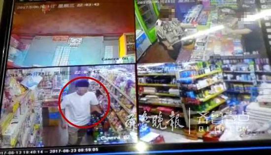 　　薛某到超市买刀被监控拍下。视频截图