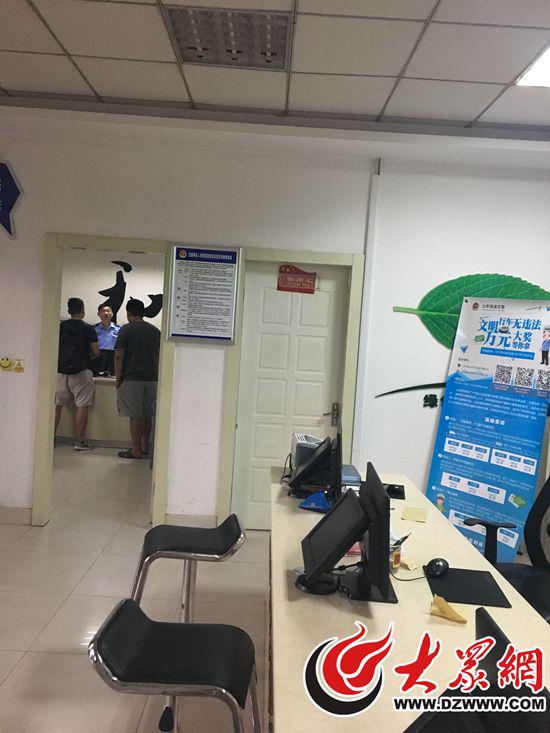 　　6月20日，執(zhí)法大廳的工作人員陸續(xù)下班，事故調(diào)解室的王繼光還在工作。