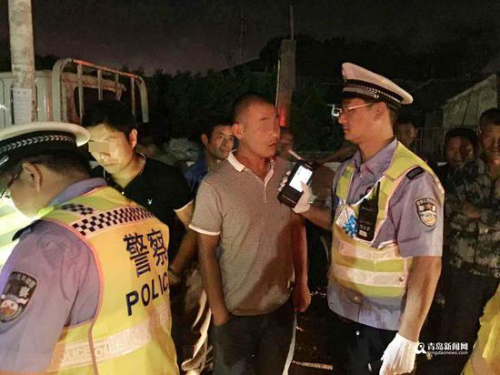 王某被民警带到测试点测试