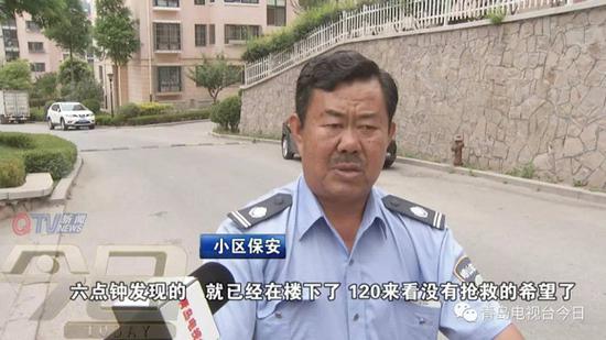 小区里的居民告诉记者,死者姓王,今年56岁,在小区里已经住了快十年。据说在跳楼之前,王女士还曾试图用斧子割腕自杀。