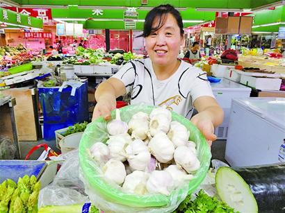 岛城市场大蒜零售价跌幅超五成 新蒜丰产大批量上市是主因