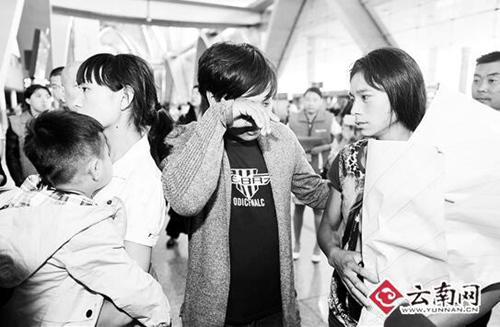 昨日,姐妹俩和弟弟在长水机场相聚。左边是妹妹玉小林和儿子,右边是姐姐玉水兰