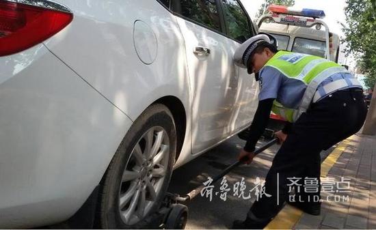 民警处理违停。