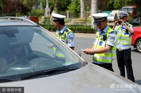 济南：女司机占道违停拒绝配合执法 民警喷辣椒水将其制服