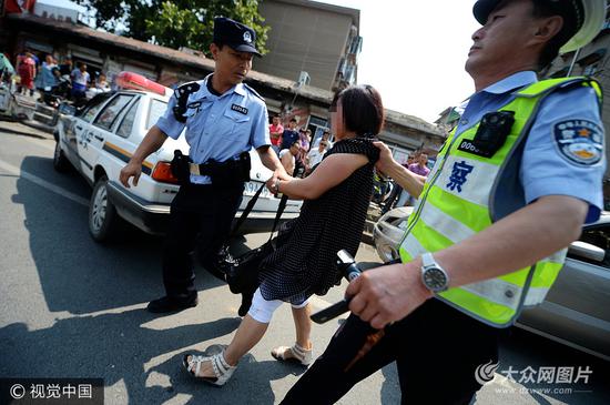 济南：女司机占道违停拒绝配合执法 民警喷辣椒水将其制服