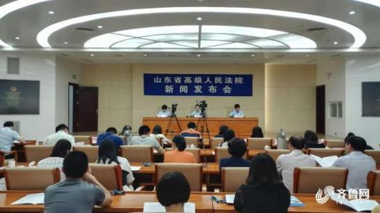 6月26日上午，山东省高级人民法院举行依法惩处毒品犯罪新闻发布会。  齐鲁网图