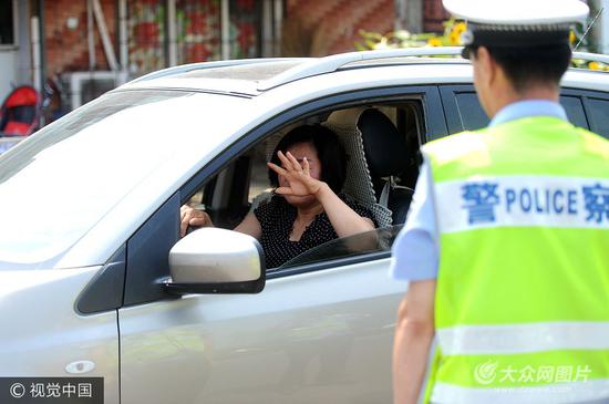 济南：女司机占道违停拒绝配合执法 民警喷辣椒水将其制服