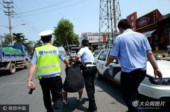 济南：女司机占道违停拒绝配合执法 民警喷辣椒水将其制服