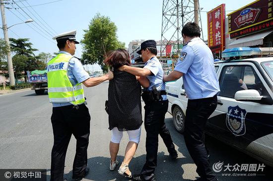 济南：女司机占道违停拒绝配合执法 民警喷辣椒水将其制服