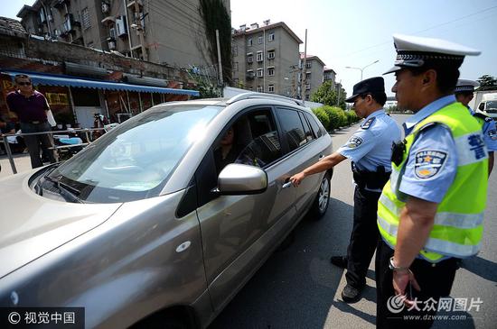 济南：女司机占道违停拒绝配合执法 民警喷辣椒水将其制服