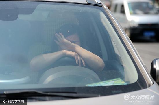 济南：女司机占道违停拒绝配合执法 民警喷辣椒水将其制服