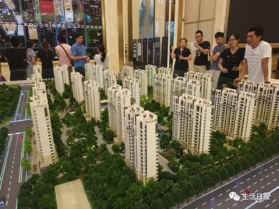 东部一家楼盘,看房的市民不少,其合作银行全部取消首套房的贷款利率折扣。记者 赵国陆 摄