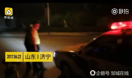 　　最終，民警將醉酒男子送回家。