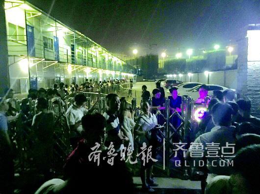 济南一楼盘半夜认筹,大批购房者到来。 网友供图